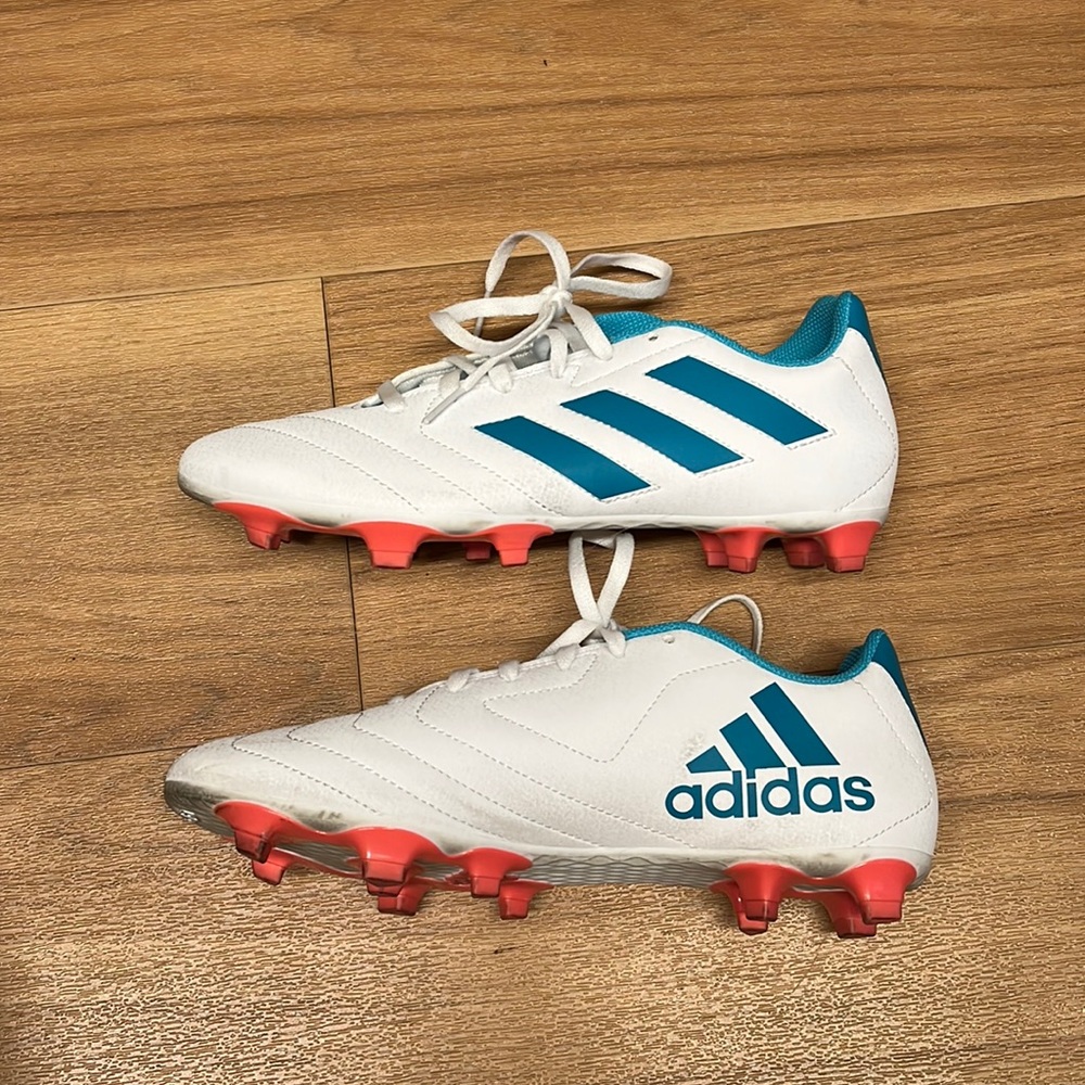 Like new Adidas soccer cleats size 8
